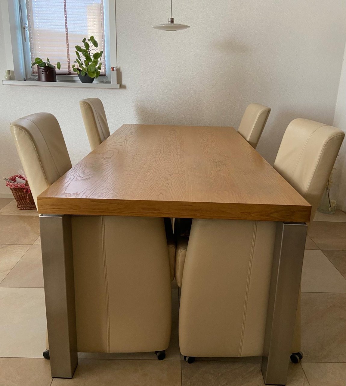 Moderne onbeschadigde eiken eettafel met RVS-poten