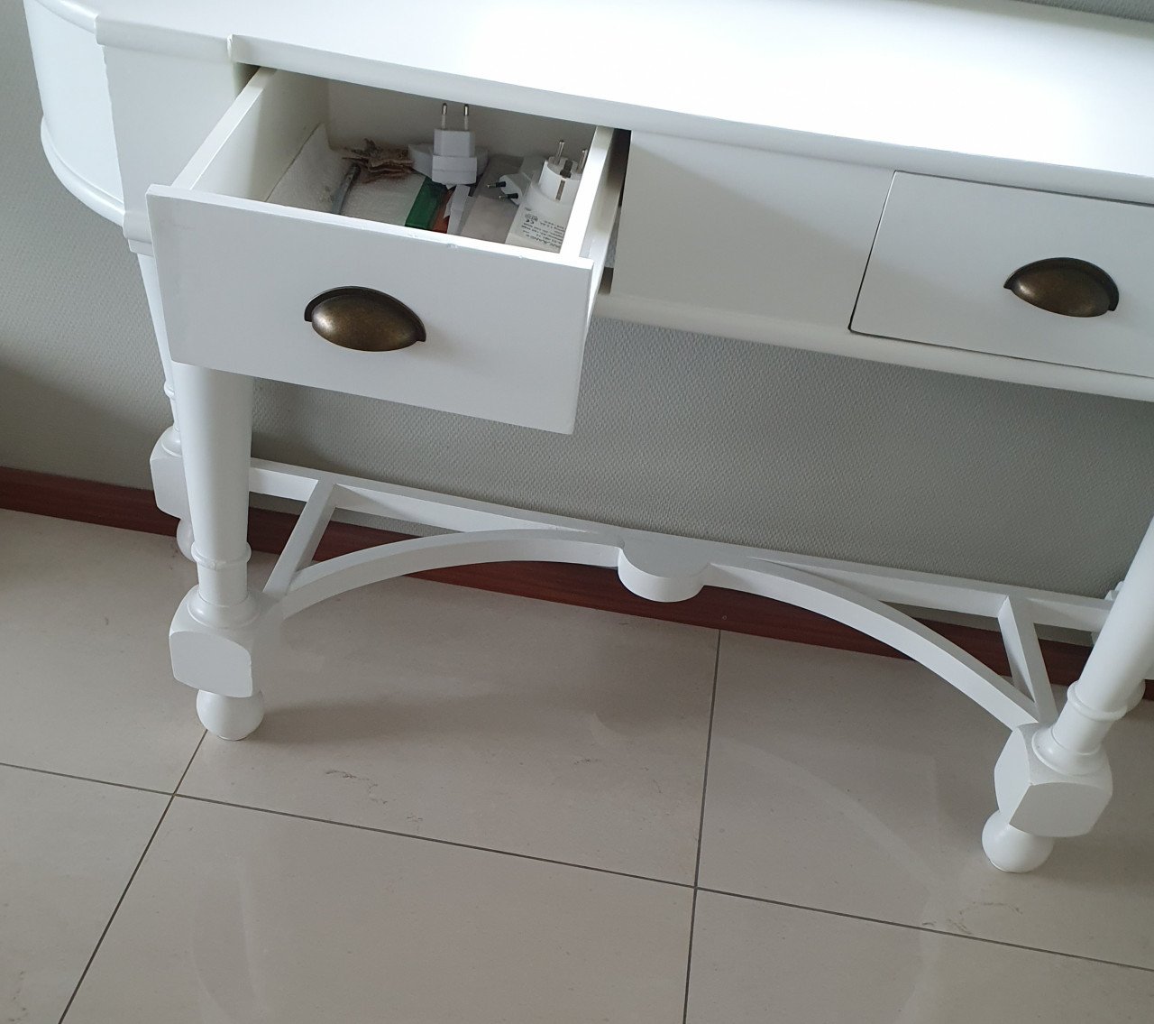 MOOIE LANDELIJKE WITTE SIDETABLE