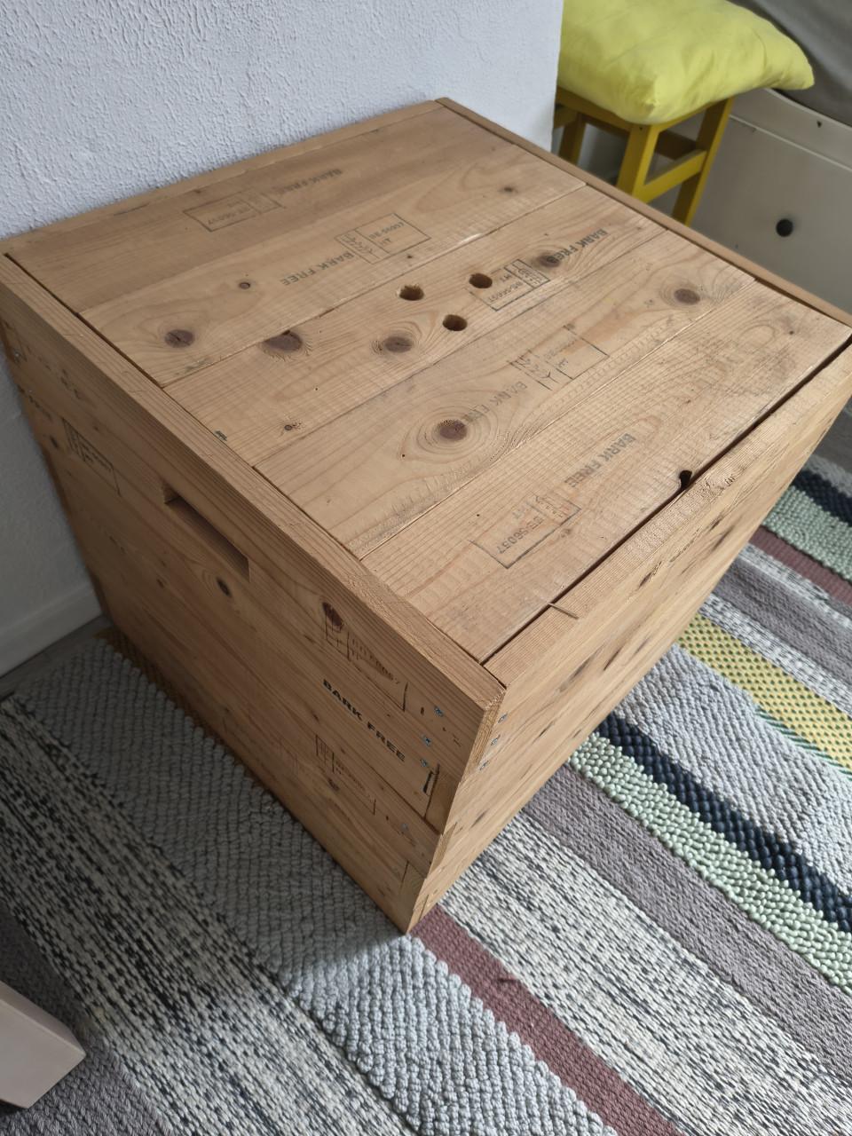 Prachtige vierkante houten opbergkist, kruk met opbergruimte.