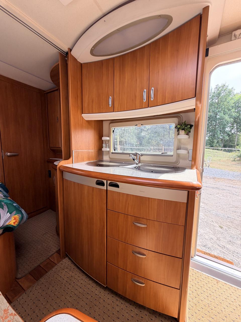 Hobby 410 SFE caravan met voortent en mover (zeer compleet!)