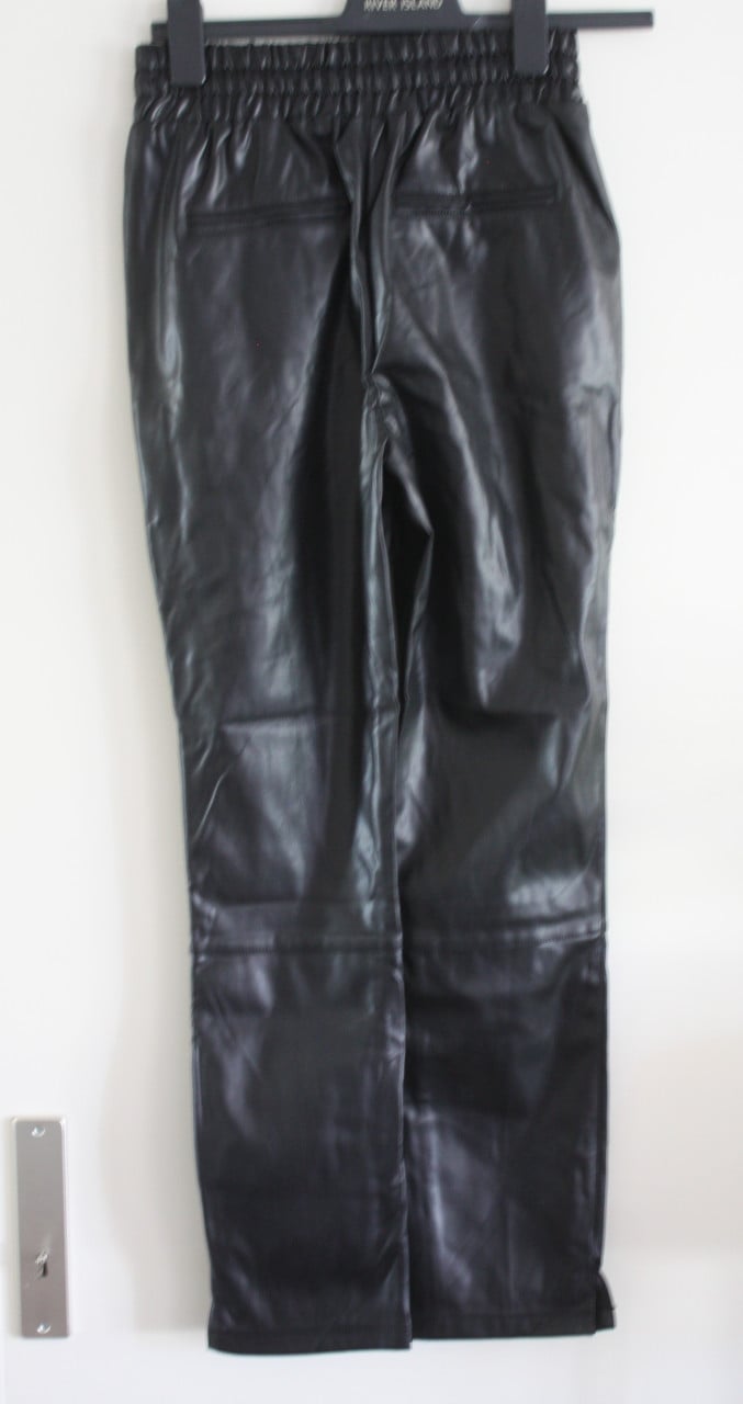 Nieuwe zwarte lederlook broek met elastiek maat xl