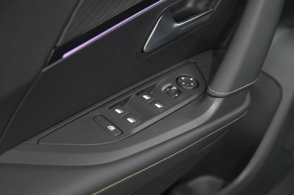 Peugeot 2008 1.2 hybrid 145 gt | camera | apple carplay | parkeersensoren