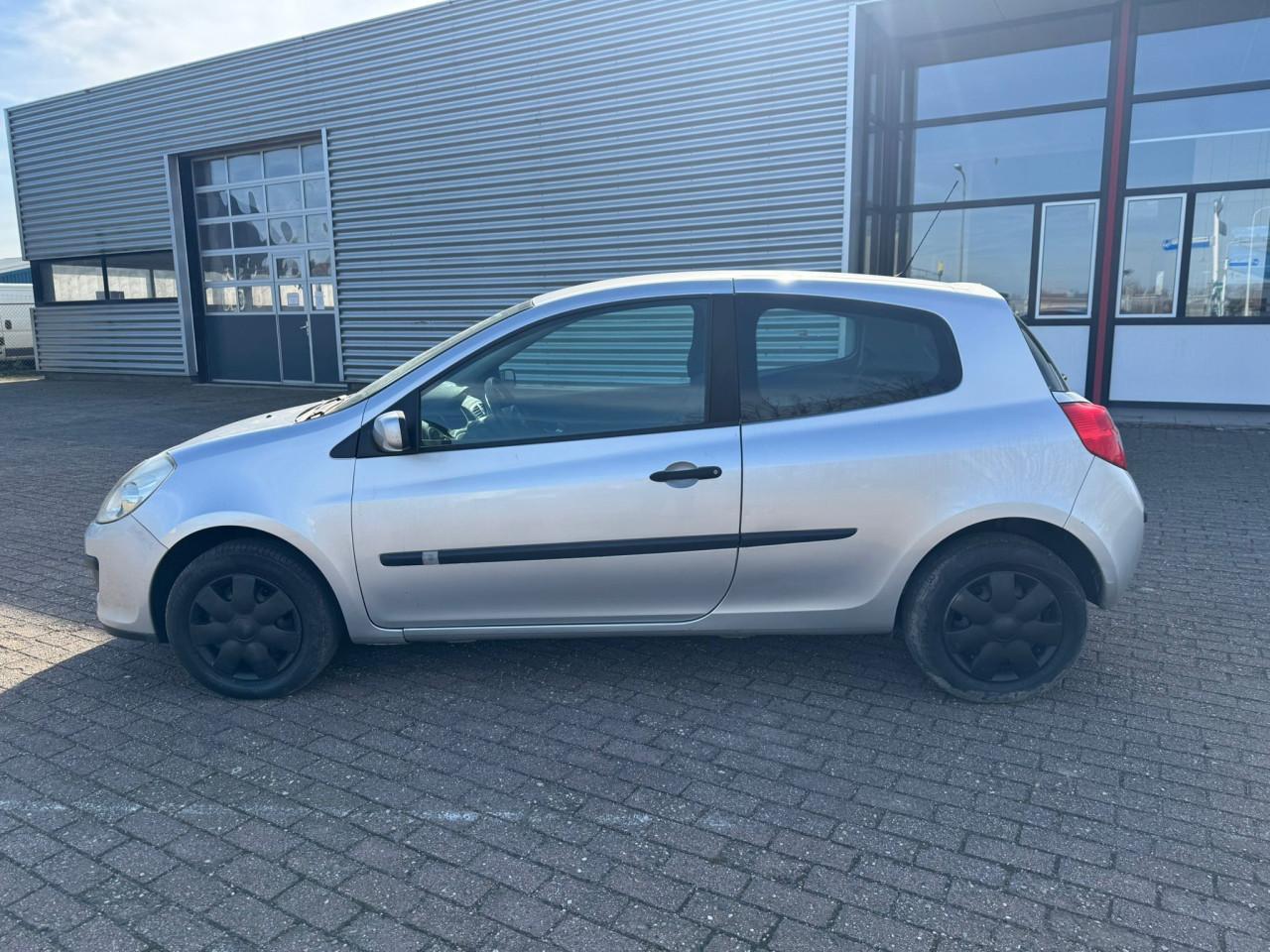 Renault clio automaat  bj 2006  1250 euro