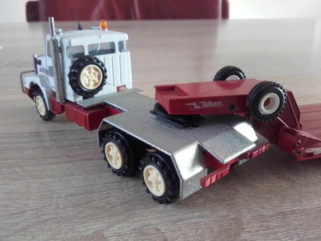 Volvo met dieplader van Conrad.