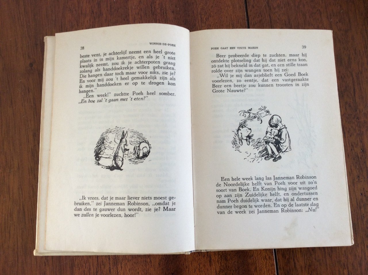 Twee vintage boekjes.  Saskia en Jeroen uit logeren en Winnie de Poeh.