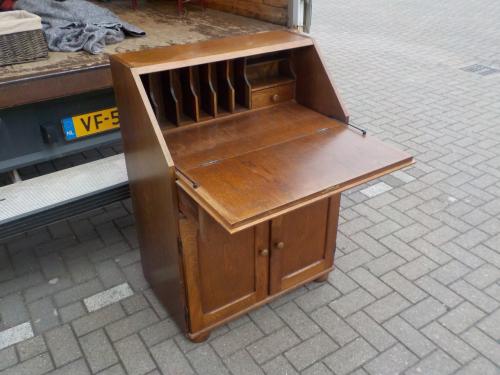 Eenvoudig bureau met 2 laden in goede staat OPRUIMPRIJS 20 euro