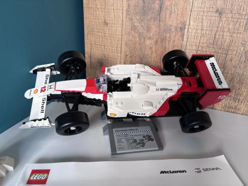 LEGO Icons 10330 - McLaren MP4/4 en Ayrton Senna