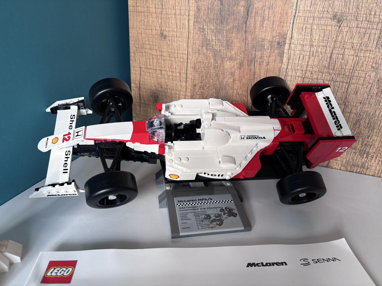 LEGO Icons 10330 - McLaren MP4/4 en Ayrton Senna