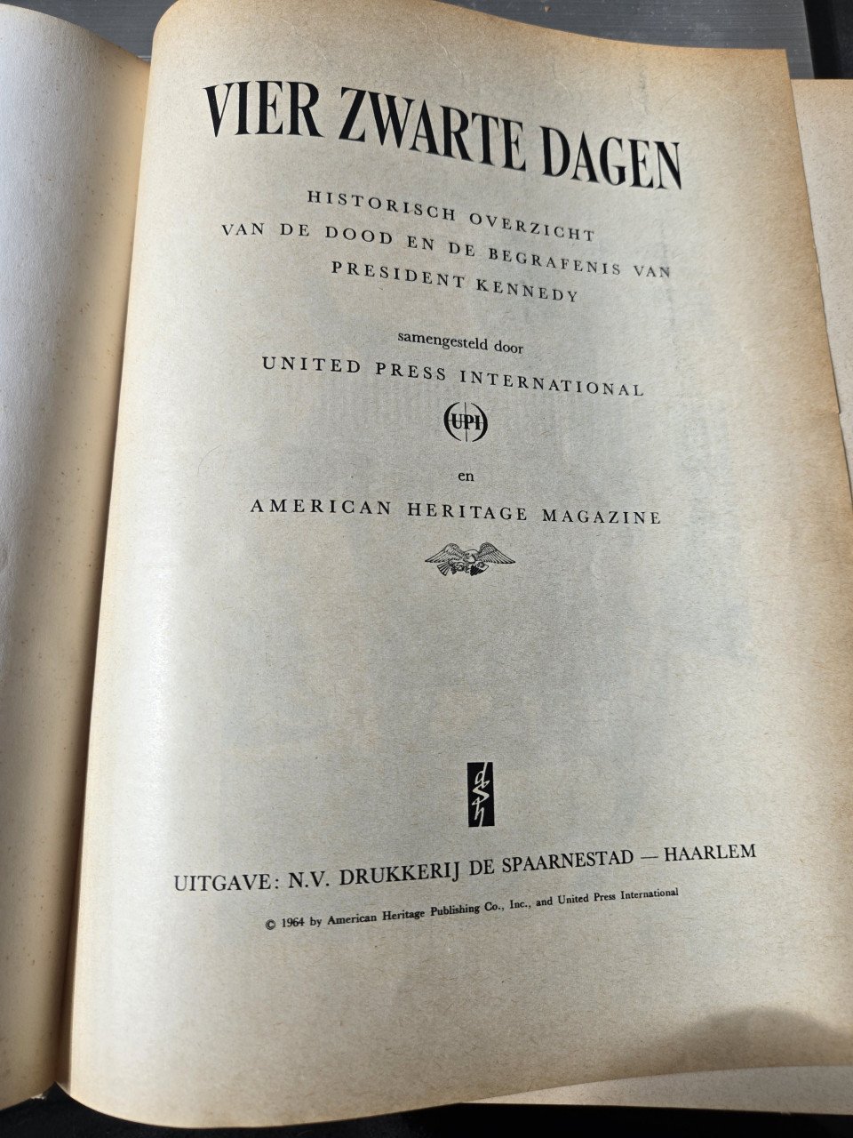 Boek `vier zwarte dagen´ de dood van president Kennedy 1964.