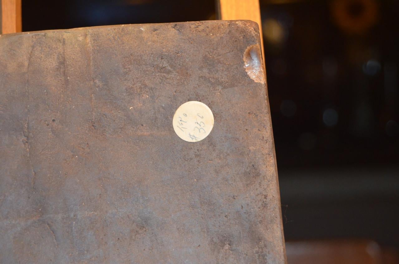 Aardewerk reliëftegel Birma / Burma 18e /19e eeuw met daarop een Boedha