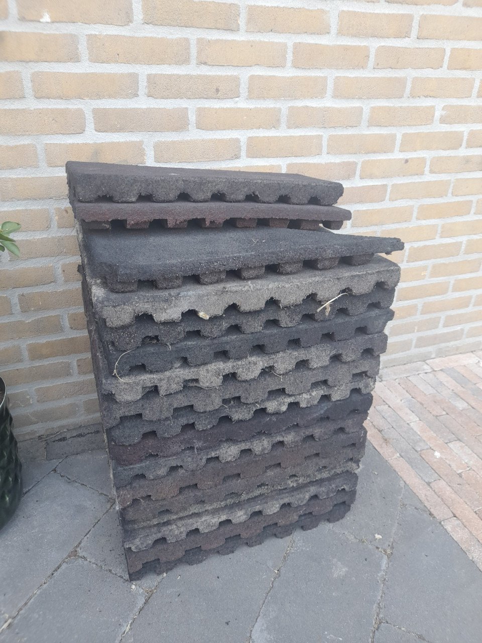 Rubbertegels niet heel