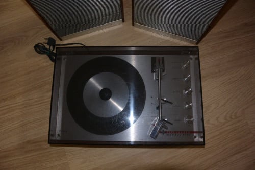 Platenspeler met ingebouwde versterker