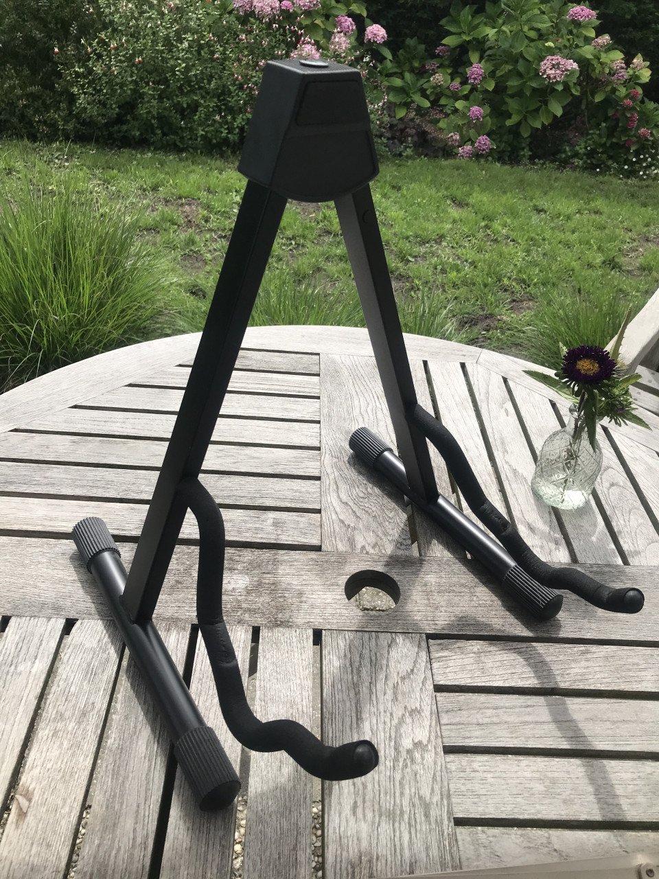 Gitaar-, muziekblad en voetstandaard