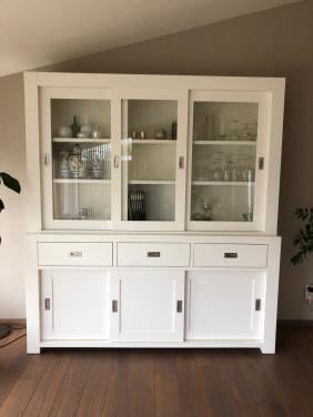 Witte buffetkast met schuifdeuren