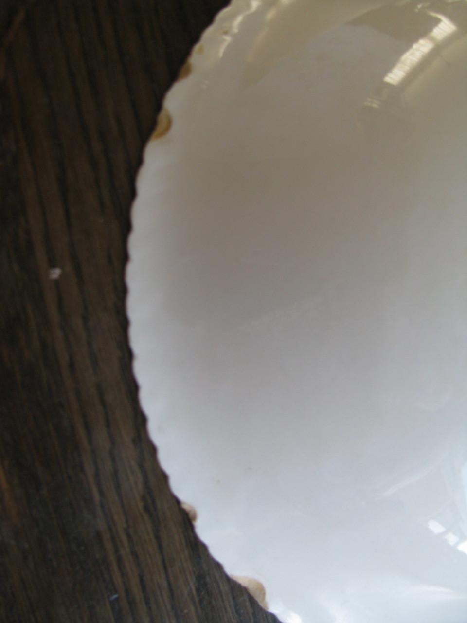 Witte oude schaal.