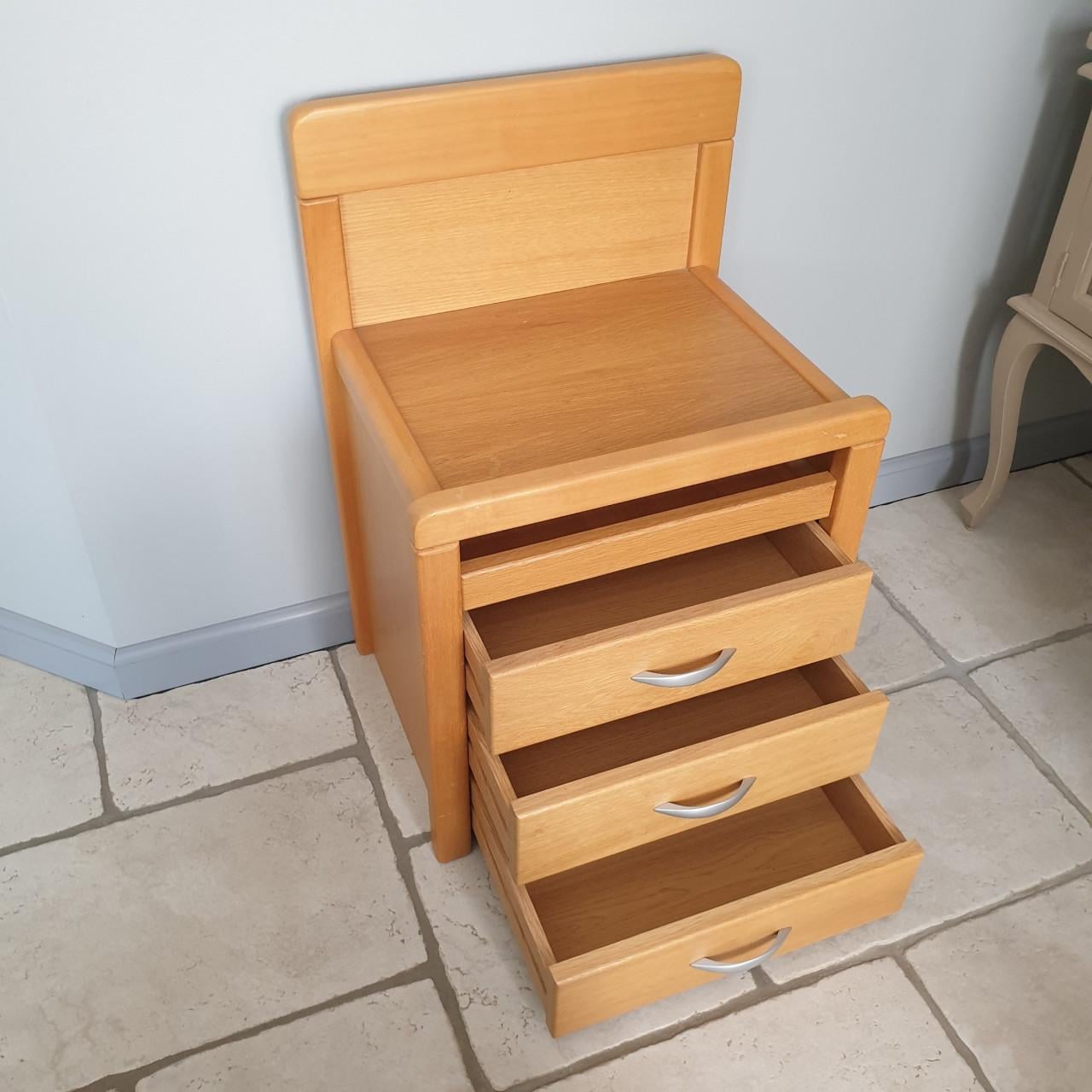 Handig nachtkastje met 3 lades 1 tableau