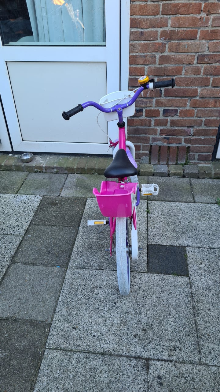 Mooi meisjes fietsje 16 inch- 5 tot 7 jaar-trap rem achter