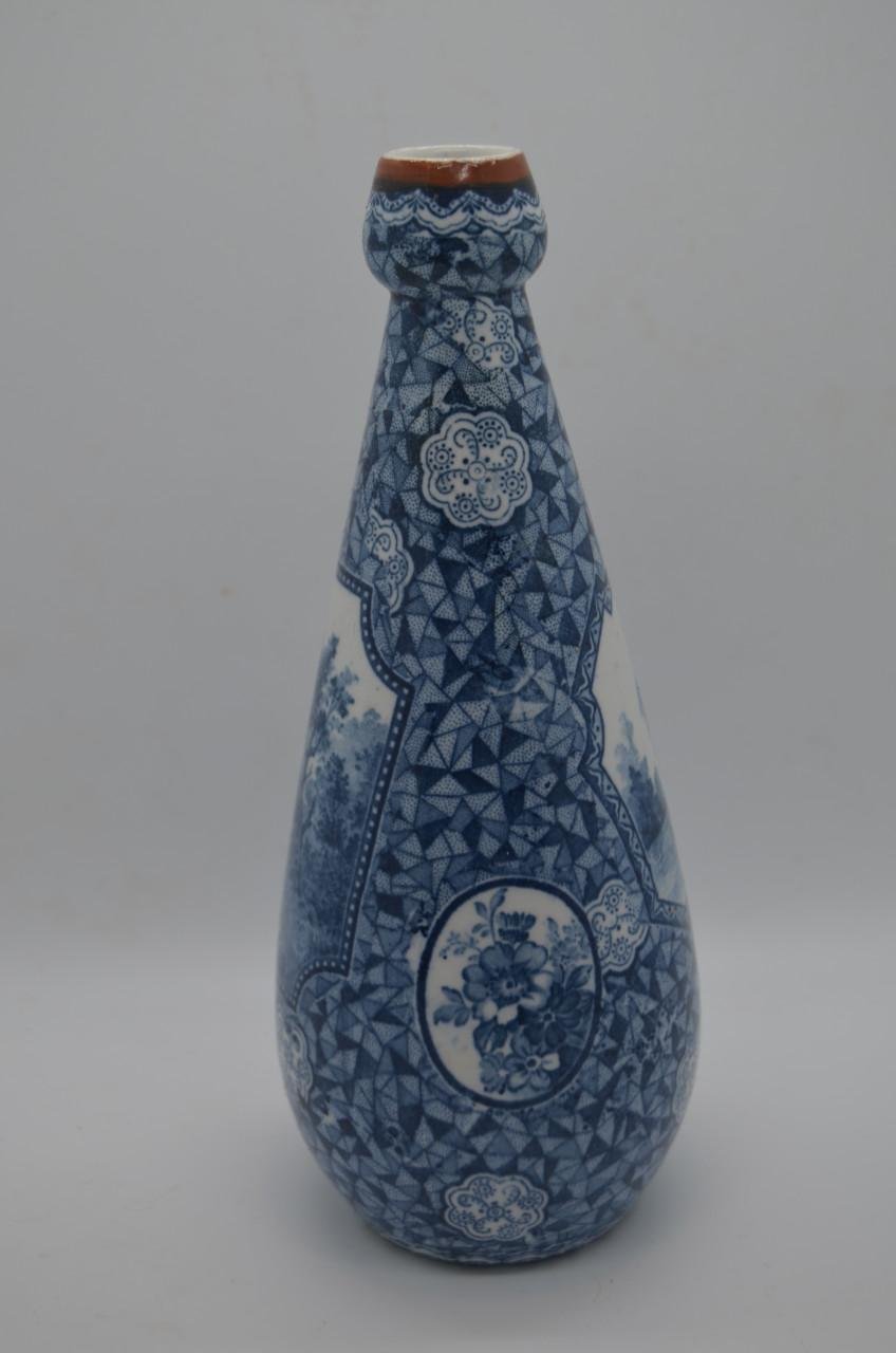 Leuk Delftsblauw vaasje in prima staat, gemerkt op de bodem.