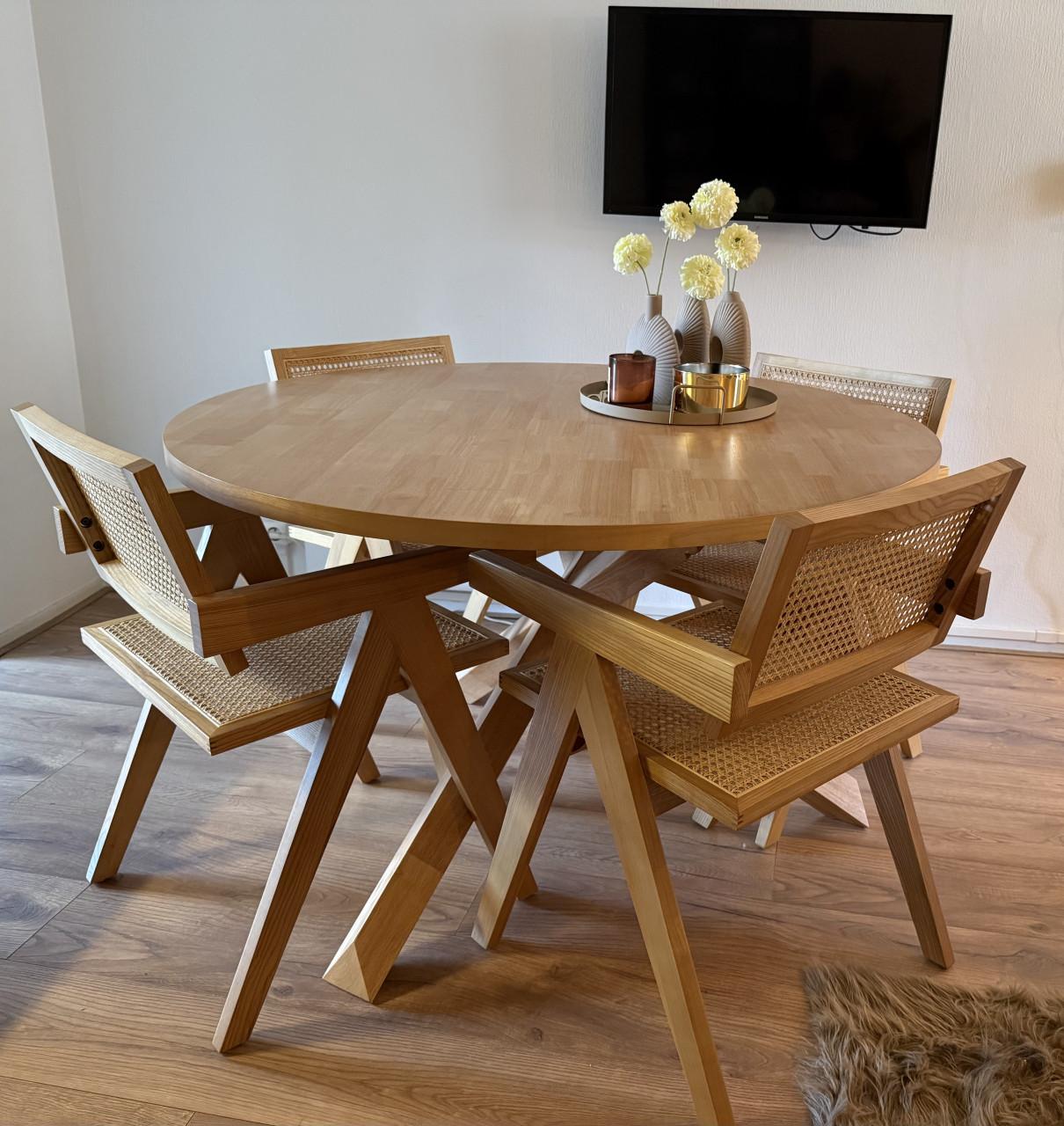 Ronde eettafel met 4 stoelen – te koop wegens verhuizing