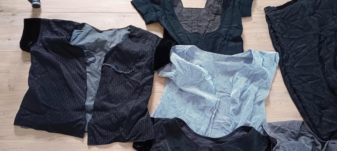 Boerinnengoed. Hemdrokken sjaal en mutsen. Arnemuids en walchers