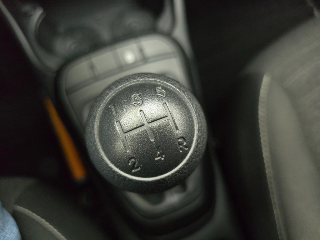 Kia Picanto occasion dealer auto met sportvelgen en bluetooth audio | tweed