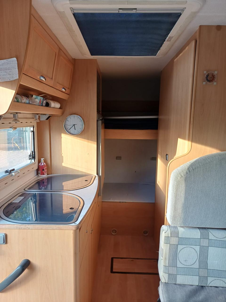 Te koop camper christal winner 2,8 jtd 6 pers 2004