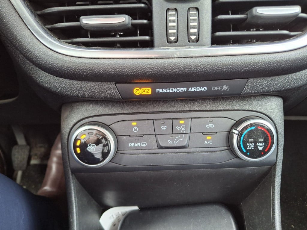 Ford Fiesta 1.1 trend airco - trekhaak - navigatie