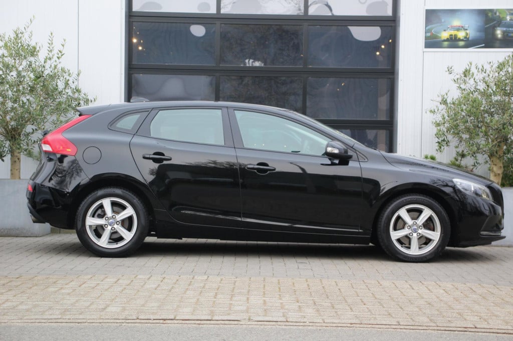 Volvo V40 1.6 t2 you! inc btw - xenon - cruise - pdc - high perf audio - de