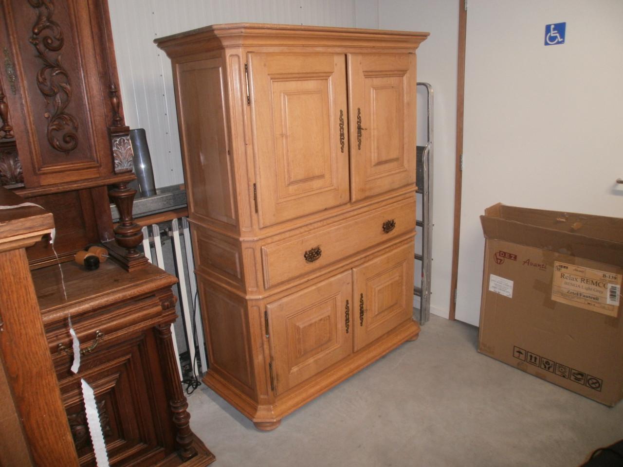 T.v. meubel geheel massief eiken zeer mooie kwaliteit OPRUIMPRIJS 45 euro