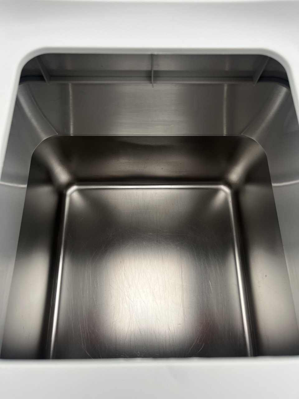 In nieuwstaat verkerende RVS / Kunstof kattenbak