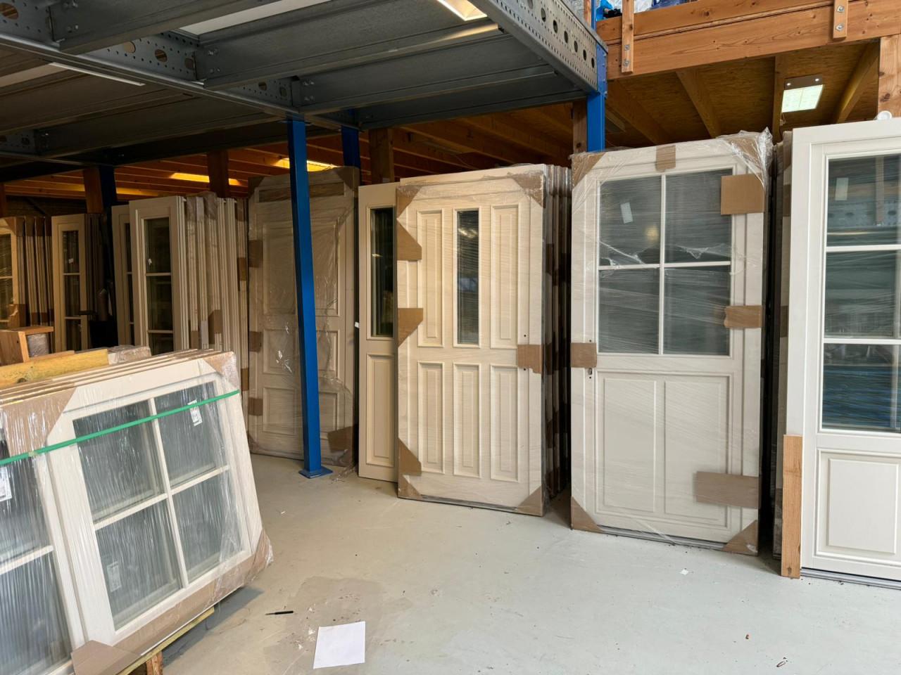 Loods vol nieuwe meranti houten kozijnen