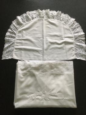 Boven laken en sloop voor wieg of kinderwagen met broderie rand, z.g.a.n!