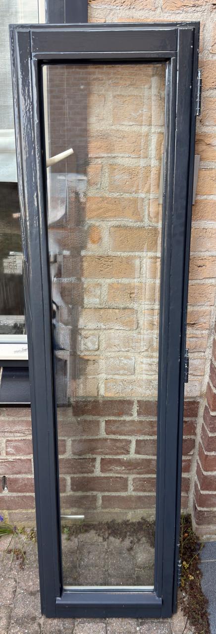 Hard houten raam met dubbel glas