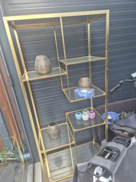 Vitrine kast goud kleurig.