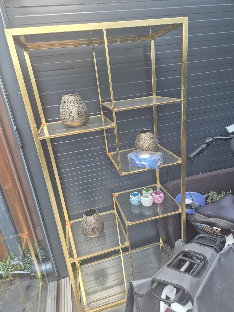 Vitrine kast goud kleurig.