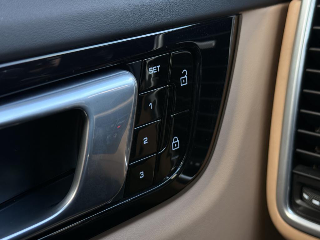 Porsche Cayenne 3.0 | sportdesign | pano | sportchrono | luchtvering | acc 