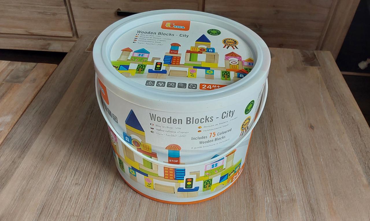 Houten blokken(75 stuks)in ton van het merk Viga toys