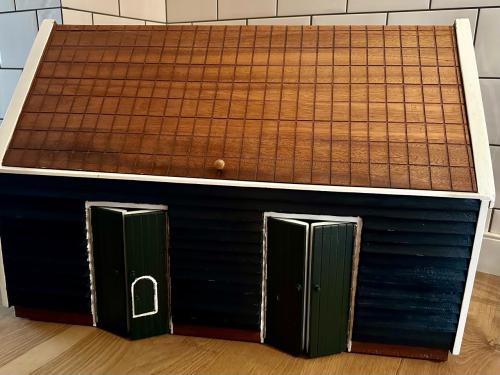 Schuur, zelfgemaakt als speel en opbergobject