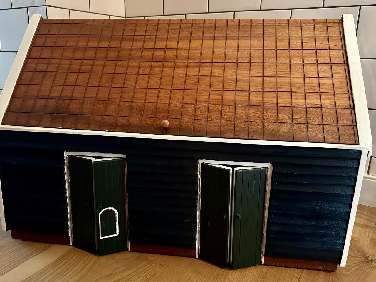 Schuur, zelfgemaakt als speel en opbergobject