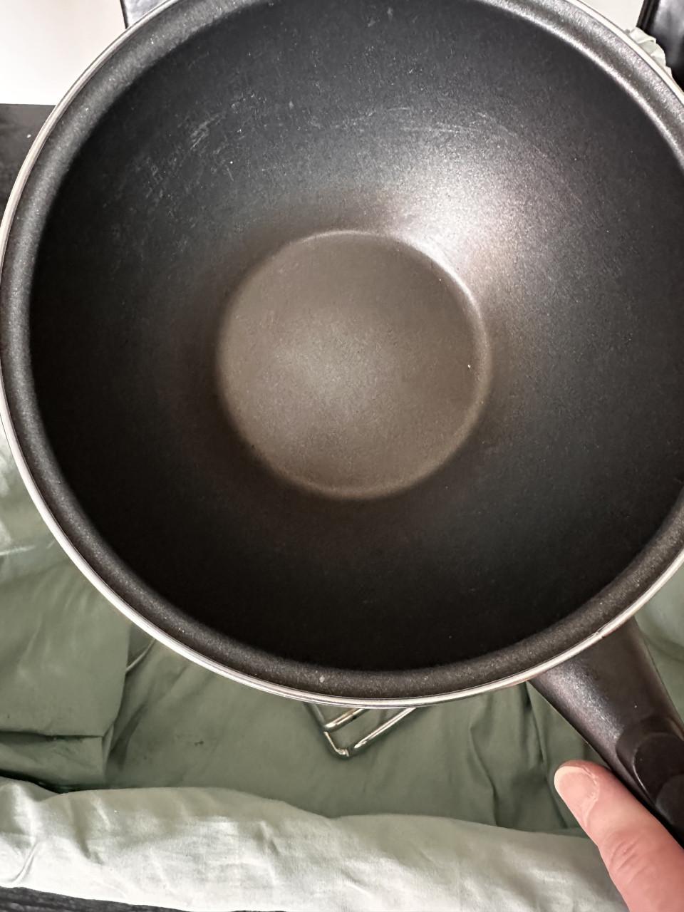 Rieten mand met gebruiksvoorwerpen.