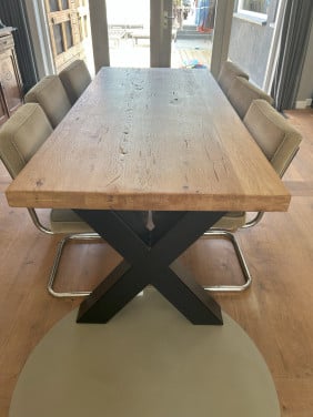 Mooie houten tafel met zwart stalen poot