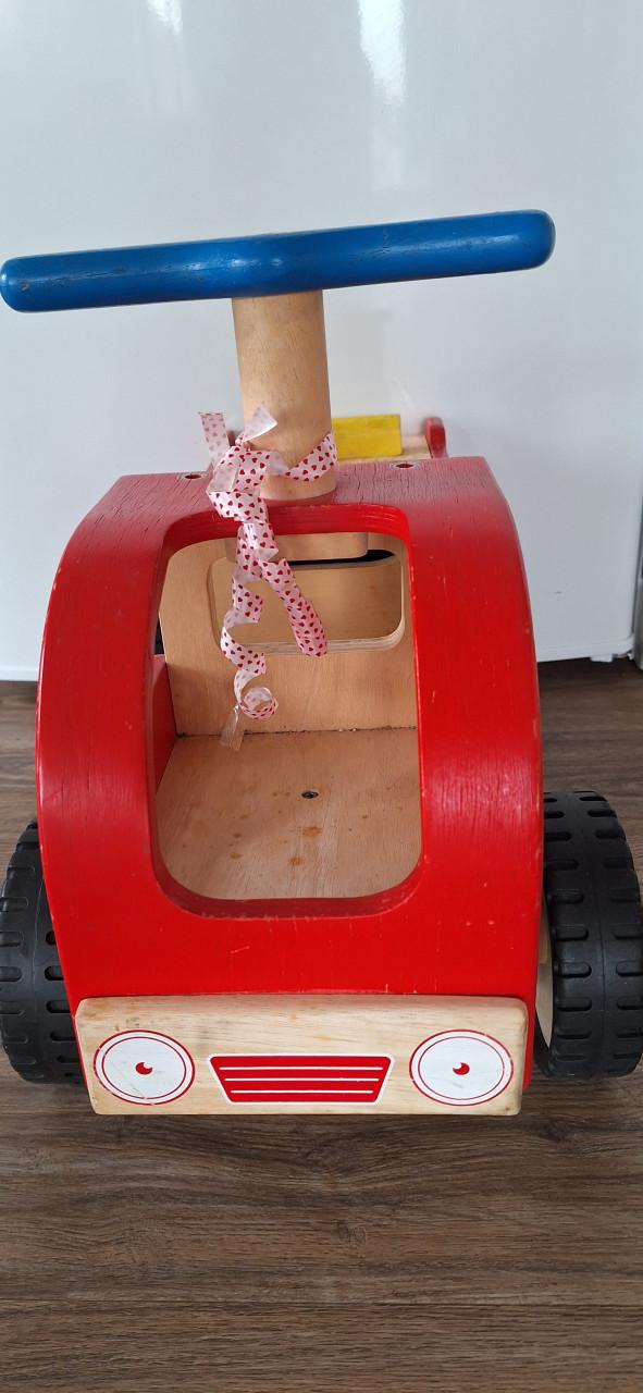 Houten speelauto