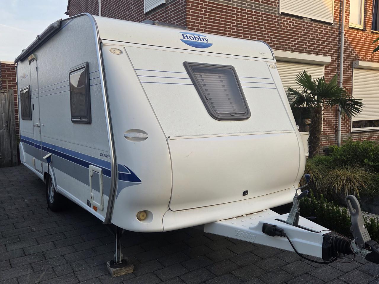 Hobby 460 met voortent en luifel