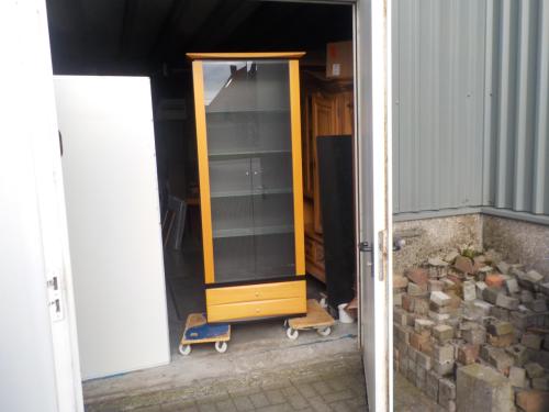 Hoge ( 209 cm ) vitrine kast met 2 laden in goede staat KOOPJE