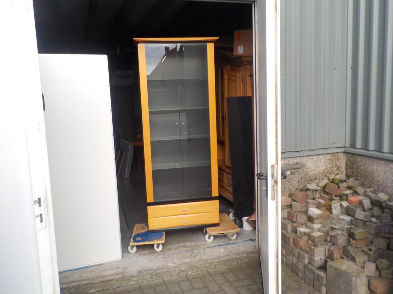 Hoge ( 209 cm ) vitrine kast met 2 laden in goede staat KOOPJE