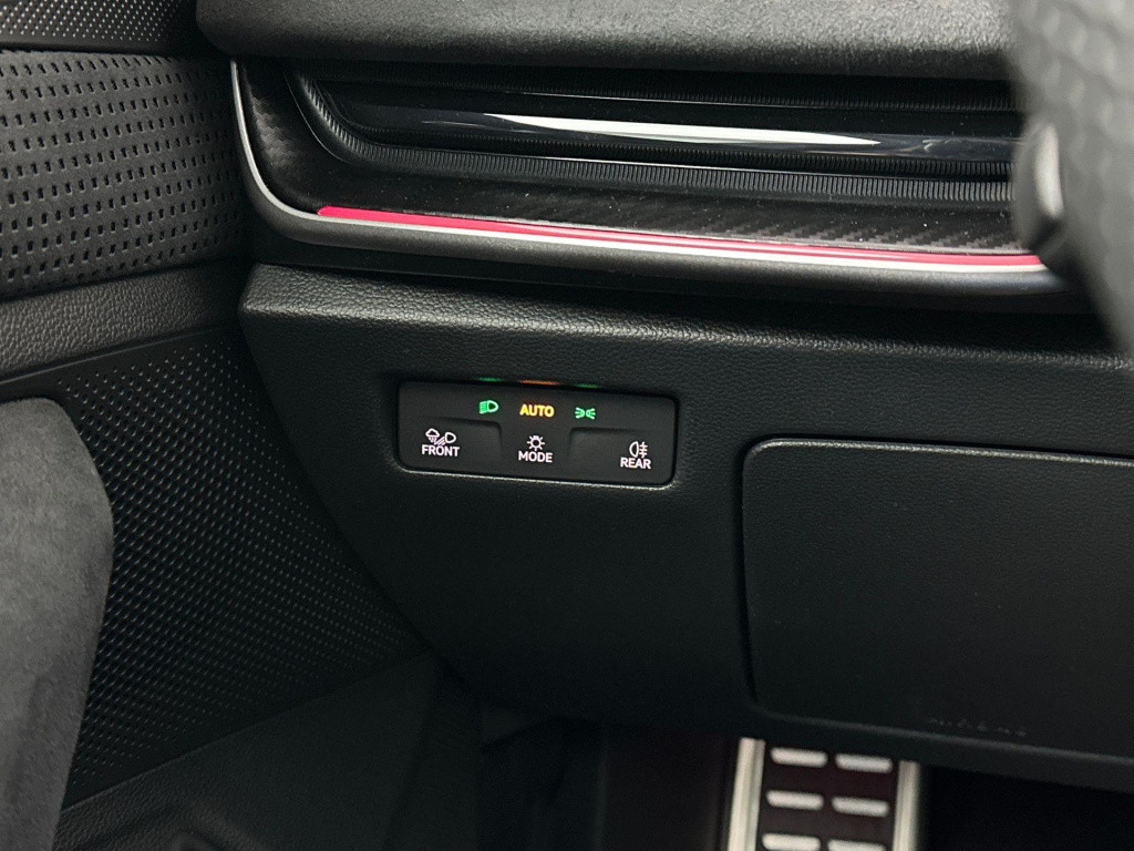 Skoda Superb sportline business 1.5 tsi phev 150 kw / 204 pk co