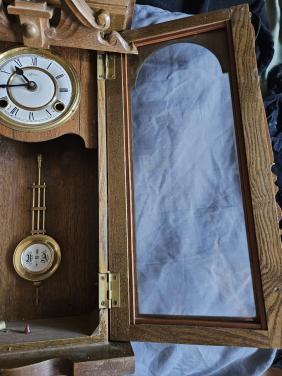 Antieke regulateur, wandklok met Slinger en sleutel