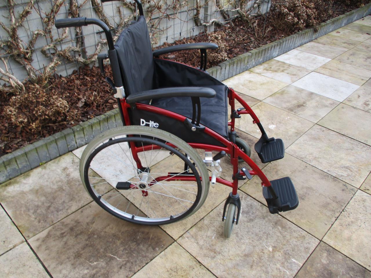 Nieuw Drive opvouwbare lichtgewicht rolstoel met anti-lekbanden