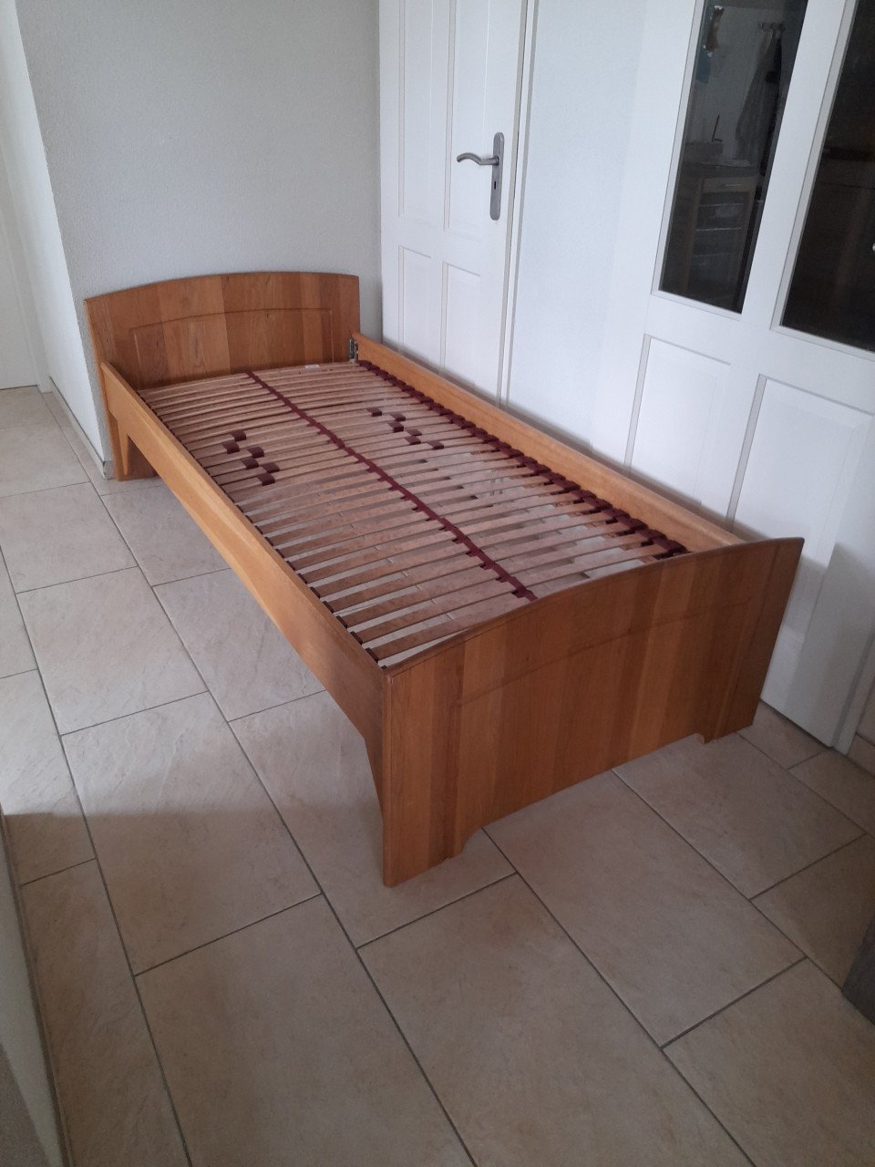 Massief houten 1 Persoons bed 90 x 200 (in goede staat )