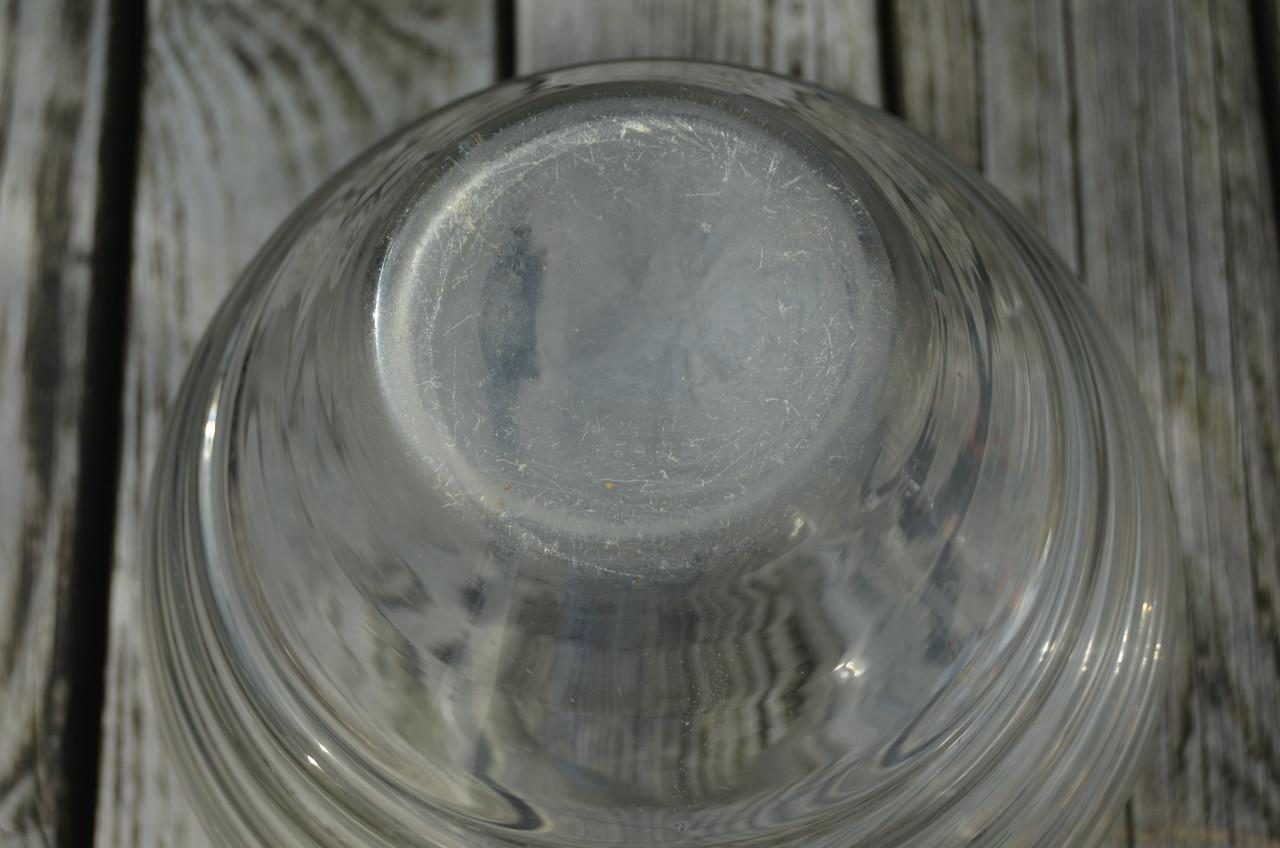 Flinke glazen vaas, geribbeld. 'Leerdam' is mij verteld.